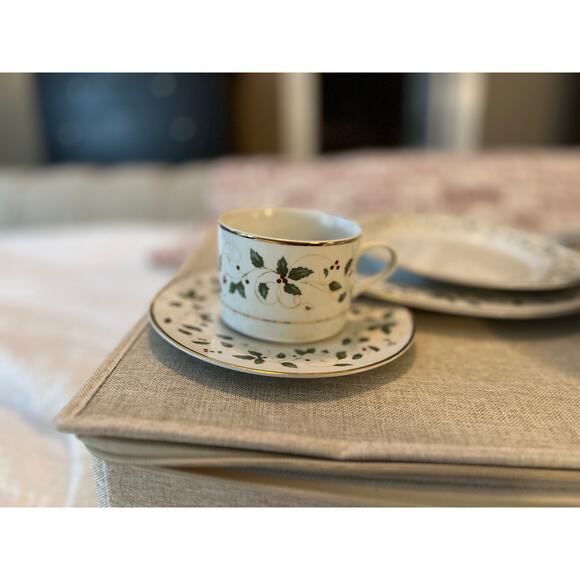 RARE Christmas Holiday Vine Fine for 8 Dinnerware Plates Cups Saucers Bowls - Picture 9 of 16